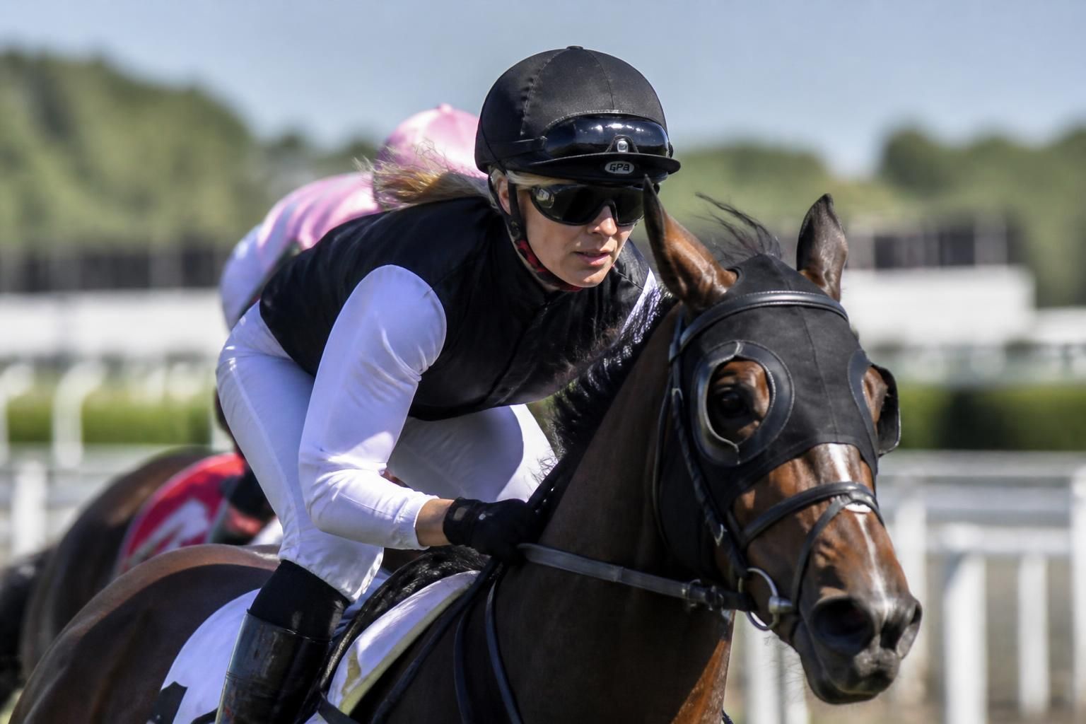 découvrez le parcours inspirant d'élodie gossuin, ancienne miss france, qui se réinvente en devenant une jockey passionnée. une nouvelle aventure pleine de défis et de succès.